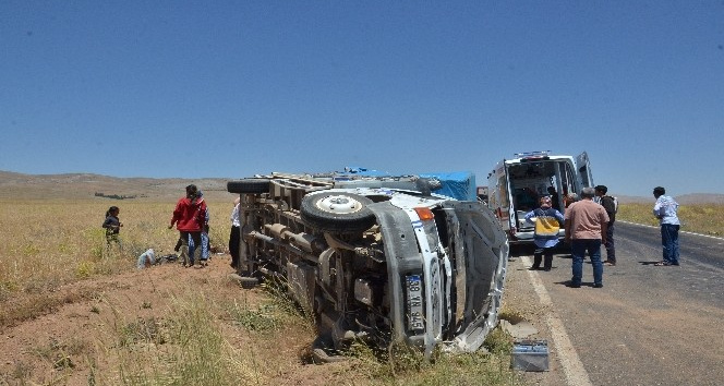 Tarım işçilerini taşıyan kamyonet şarampole devrildi: 8 yaralı